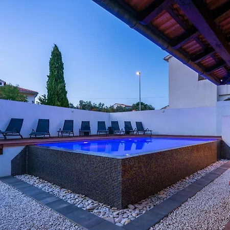 With Pool In * ميدولين